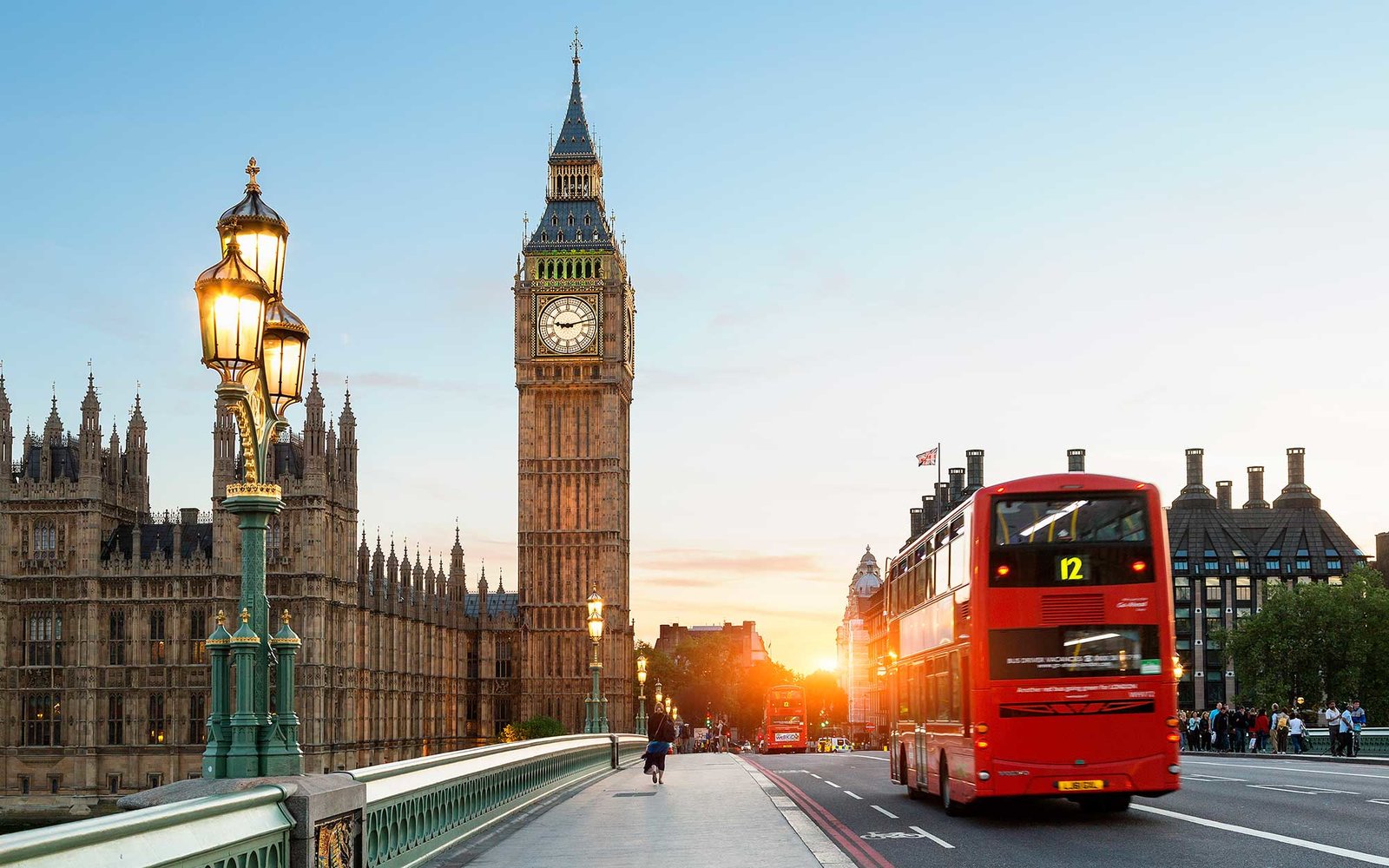 London Big Ben and traffic on Westminster Bridge